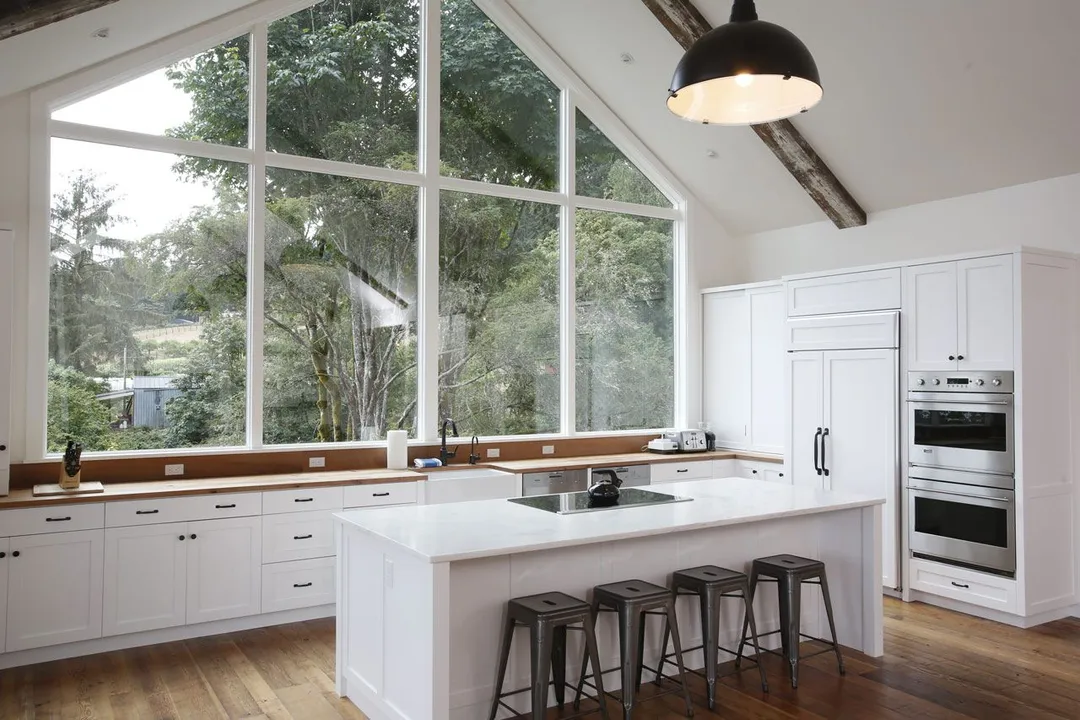 Large windows Modern Country Kitchen Idea