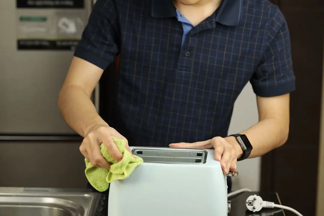 Use dry cloth to Clean Toaster
